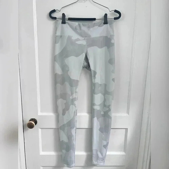 Alo High Waist Vapor Legging in White Camouflage - Picture 1 of 9